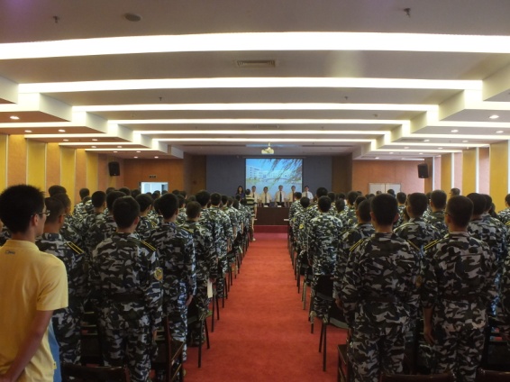 开学典礼全体新生精神饱满