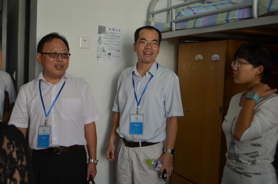郑金海院长、胡忠华书记在学生宿舍与新生亲切交谈
