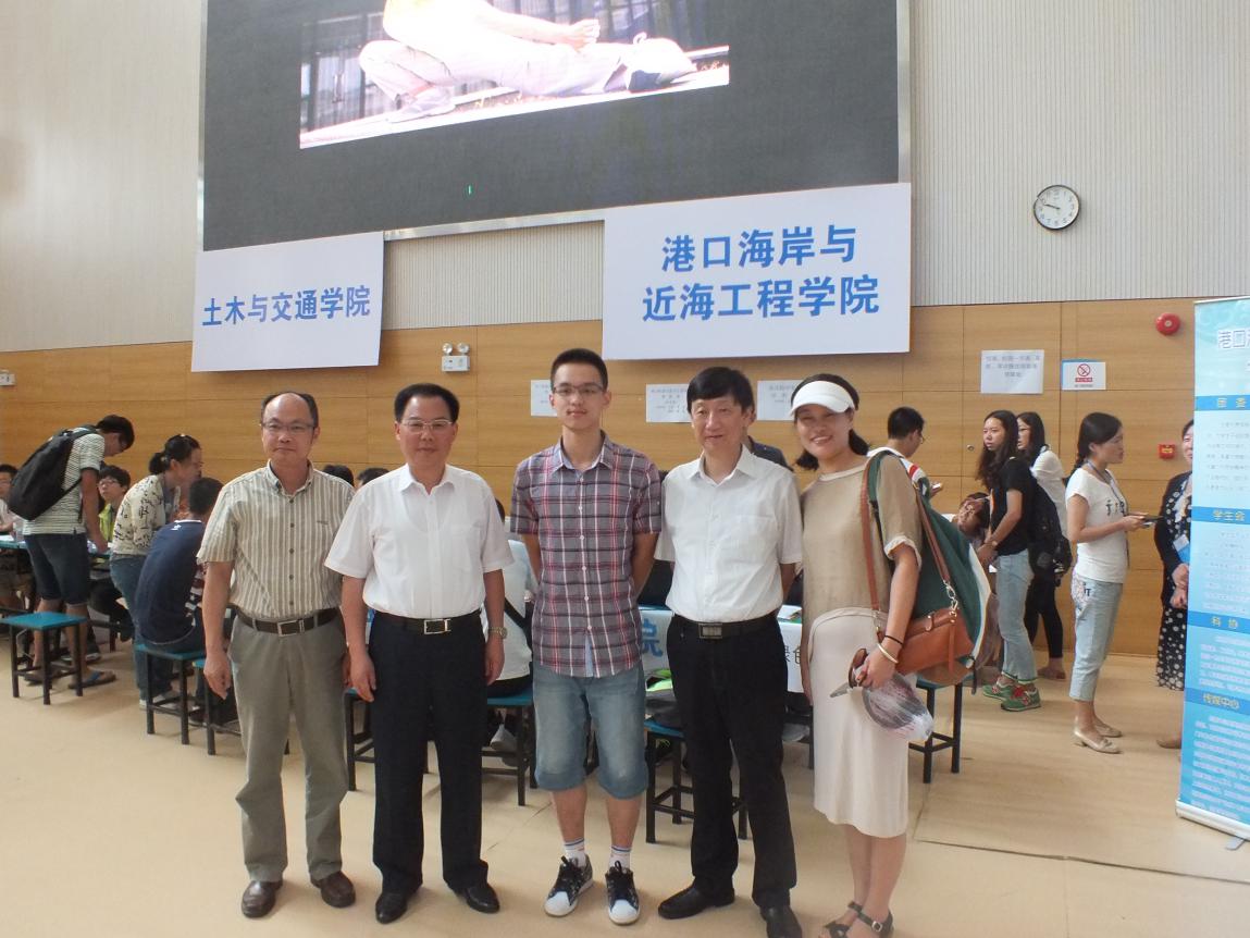 朱拓书记、徐辉校长、鞠平副校长与学生及家长合影