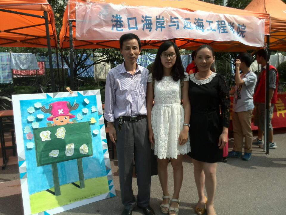 新生与家长在&ldquo;家长祝福墙&rdquo;前合影